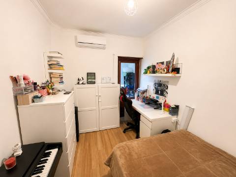 Apartamento T4 remodelado com varanda no centro de Corroios