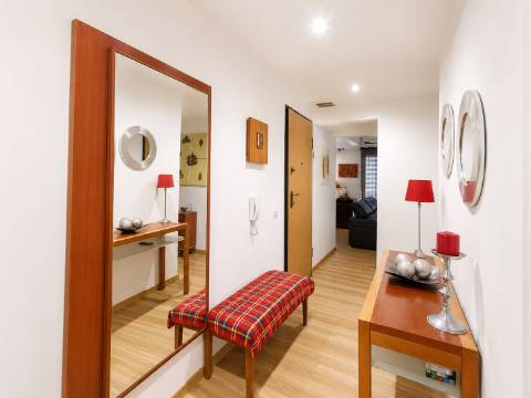 Apartamento T4 remodelado com varanda no centro de Corroios