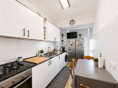 Apartamento T4 remodelado com varanda no centro de Corroios