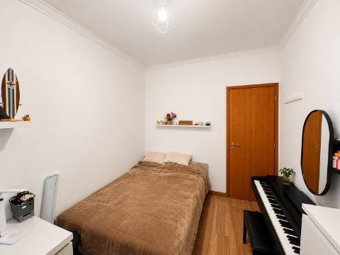 Apartamento T4 remodelado com varanda no centro de Corroios