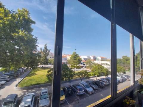 Apartamento T4 remodelado com varanda no centro de Corroios