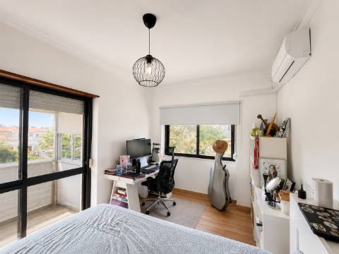 Apartamento T4 remodelado com varanda no centro de Corroios