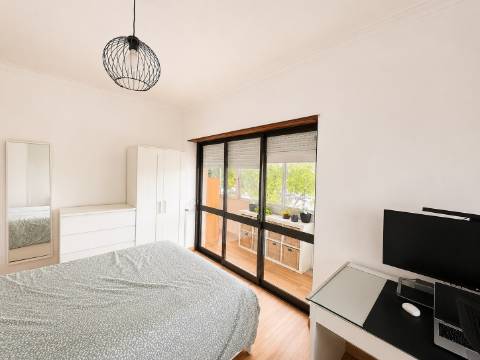 Apartamento T4 remodelado com varanda no centro de Corroios