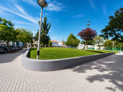 Apartamento T4 remodelado com varanda no centro de Corroios
