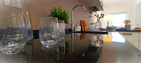 T3 soberbamente remodelado, Cozinha equipada, situado a 10 minutos a pé Estação Metro Carnide, Linha Azul