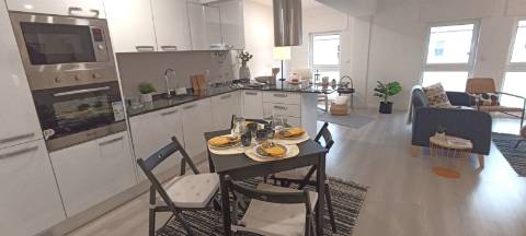 T3 soberbamente remodelado, Cozinha equipada, situado a 10 minutos a pé Estação Metro Carnide, Linha Azul