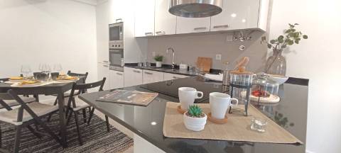 T3 soberbamente remodelado, Cozinha equipada, situado a 10 minutos a pé Estação Metro Carnide, Linha Azul