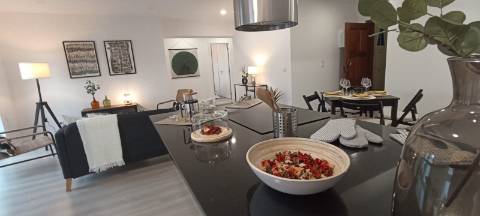 T3 soberbamente remodelado, Cozinha equipada, situado a 10 minutos a pé Estação Metro Carnide, Linha Azul