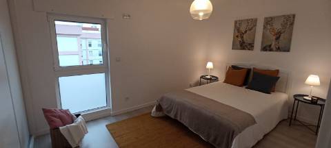 T3 soberbamente remodelado, Cozinha equipada, situado a 10 minutos a pé Estação Metro Carnide, Linha Azul