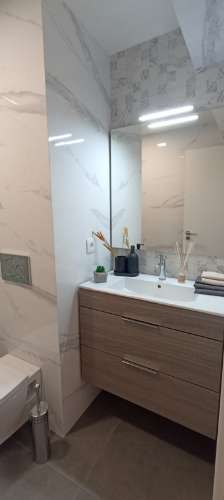 T3 soberbamente remodelado, Cozinha equipada, situado a 10 minutos a pé Estação Metro Carnide, Linha Azul