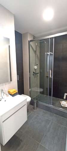 T3 soberbamente remodelado, Cozinha equipada, situado a 10 minutos a pé Estação Metro Carnide, Linha Azul