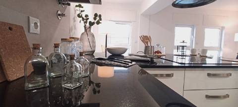 T3 soberbamente remodelado, Cozinha equipada, situado a 10 minutos a pé Estação Metro Carnide, Linha Azul