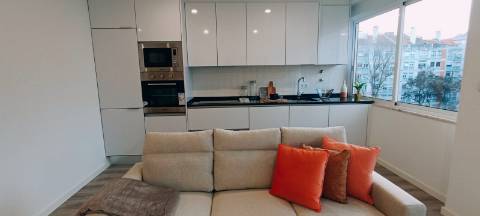 T2 Totalmente remodelado com materiais de muito bom gosto e cozinha equipada