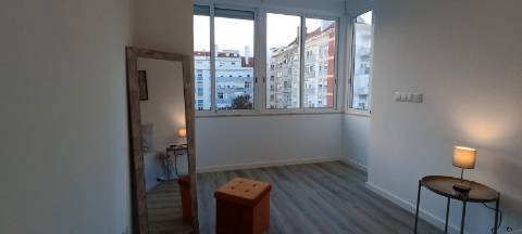 T2 Totalmente remodelado com materiais de muito bom gosto e cozinha equipada