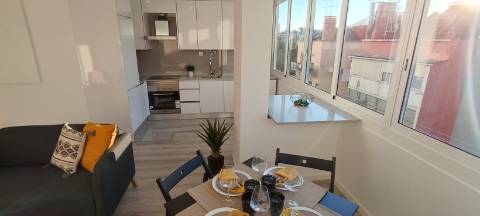 Soberbo T2 totalmente remodelado e cozinha totalmente equipada a curta distância da Estação CP Benfica