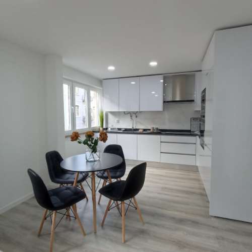 MUITO PERTO DA GRAÇA E EM FRENTE À LINHA DO ELECTRICO 28, FICA ESTE T2 NUM 2º ANDAR PARA INVESTIMENTO OU CASA PRÓPRIA