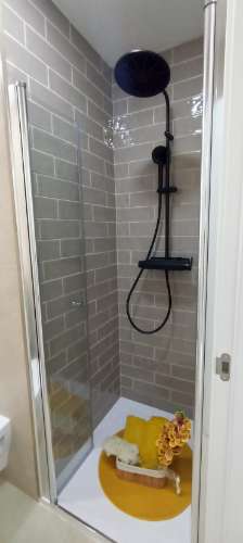 MUITO PERTO DA GRAÇA E EM FRENTE À LINHA DO ELECTRICO 28, FICA ESTE T2 NUM 2º ANDAR PARA INVESTIMENTO OU CASA PRÓPRIA