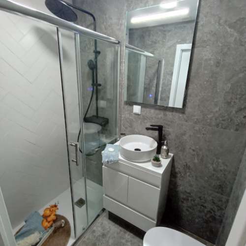 MUITO PERTO DA GRAÇA E EM FRENTE À LINHA DO ELECTRICO 28, FICA ESTE T2 NUM 2º ANDAR PARA INVESTIMENTO OU CASA PRÓPRIA