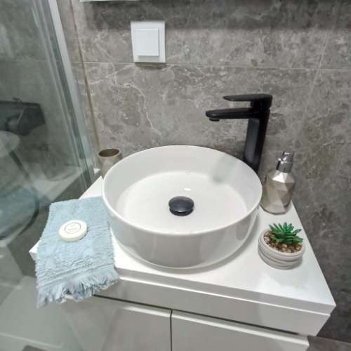 MUITO PERTO DA GRAÇA E EM FRENTE À LINHA DO ELECTRICO 28, FICA ESTE T2 NUM 2º ANDAR PARA INVESTIMENTO OU CASA PRÓPRIA