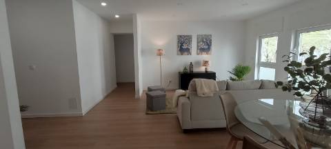 EXCELENTE T4/3 LOCALIZADO EM BENFICA A 600 METROS DA AVENIDA DE URUGUAI, TOTALMENTE REMODELADO, EQUIPADO E MOBILADO