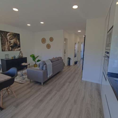 Distando a escassos metros do Mercado de Benfica, T2 totalmente remodelado com cozinha totalmente equipada