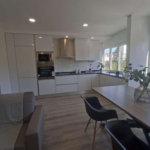 Distando a escassos metros do Mercado de Benfica, T2 totalmente remodelado com cozinha totalmente equipada