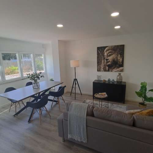 Distando a escassos metros do Mercado de Benfica, T2 totalmente remodelado com cozinha totalmente equipada