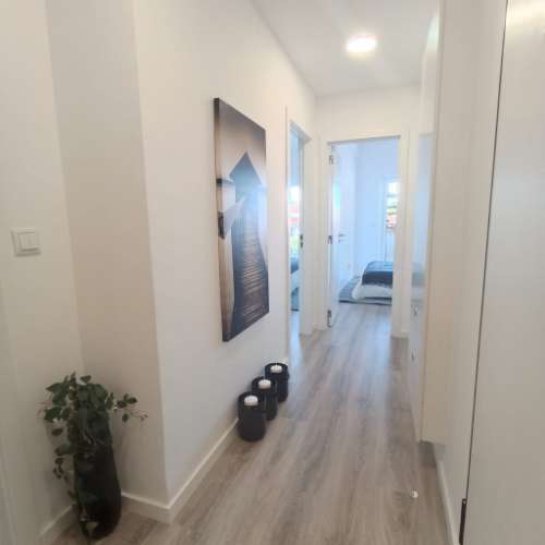 Distando a escassos metros do Mercado de Benfica, T2 totalmente remodelado com cozinha totalmente equipada