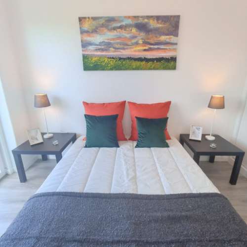 Distando a escassos metros do Mercado de Benfica, T2 totalmente remodelado com cozinha totalmente equipada