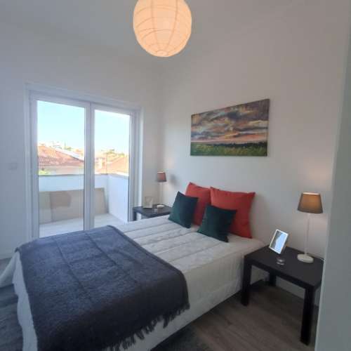 Distando a escassos metros do Mercado de Benfica, T2 totalmente remodelado com cozinha totalmente equipada