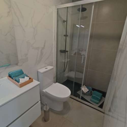 Distando a escassos metros do Mercado de Benfica, T2 totalmente remodelado com cozinha totalmente equipada