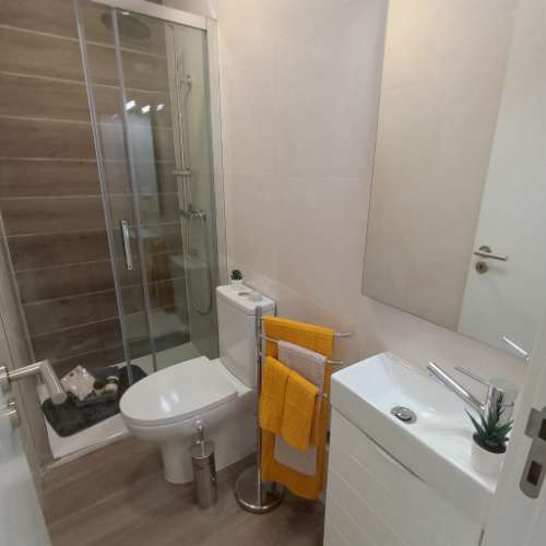 Distando a escassos metros do Mercado de Benfica, T2 totalmente remodelado com cozinha totalmente equipada