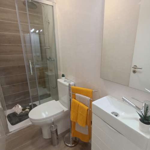 Distando a escassos metros do Mercado de Benfica, T2 totalmente remodelado com cozinha totalmente equipada