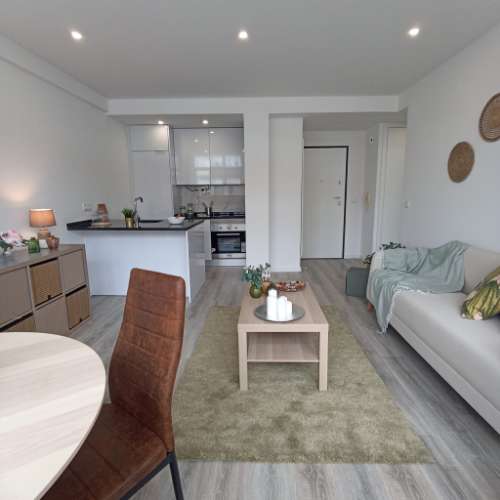 A ESCASSOS MINUTOS DO CENTRO COMERCIAL COLOMBO, T1 TOTALMENTE REMODELADO E EQUIPADO E COM ESTACIONAMENTO COBERTO