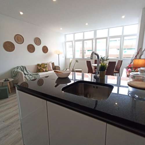 A ESCASSOS MINUTOS DO CENTRO COMERCIAL COLOMBO, T1 TOTALMENTE REMODELADO E EQUIPADO E COM ESTACIONAMENTO COBERTO