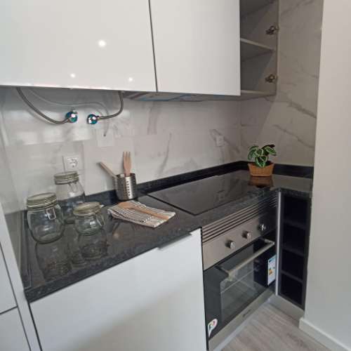 A ESCASSOS MINUTOS DO CENTRO COMERCIAL COLOMBO, T1 TOTALMENTE REMODELADO E EQUIPADO E COM ESTACIONAMENTO COBERTO