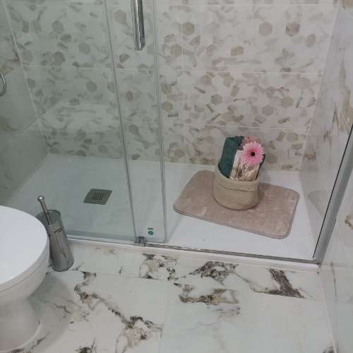 A ESCASSOS MINUTOS DO CENTRO COMERCIAL COLOMBO, T1 TOTALMENTE REMODELADO E EQUIPADO E COM ESTACIONAMENTO COBERTO