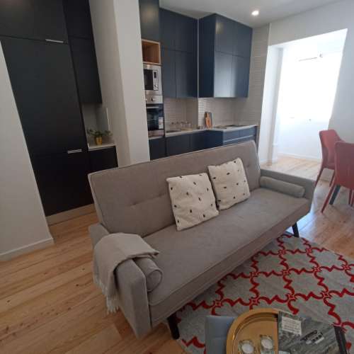 Em pleno Centro Histórico da Capital, fica este T2 em edifício com 2 frentes e em excelente estado de conservação