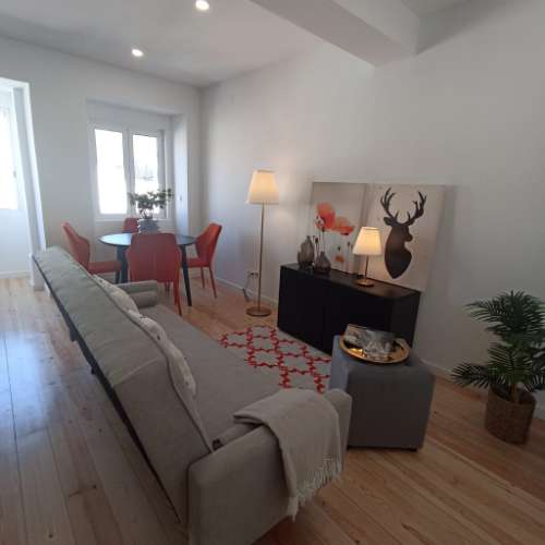 Em pleno Centro Histórico da Capital, fica este T2 em edifício com 2 frentes e em excelente estado de conservação