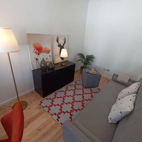 Em pleno Centro Histórico da Capital, fica este T2 em edifício com 2 frentes e em excelente estado de conservação