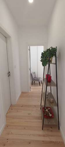 Em pleno Centro Histórico da Capital, fica este T2 em edifício com 2 frentes e em excelente estado de conservação