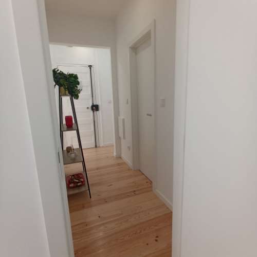 Em pleno Centro Histórico da Capital, fica este T2 em edifício com 2 frentes e em excelente estado de conservação