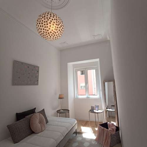 Em pleno Centro Histórico da Capital, fica este T2 em edifício com 2 frentes e em excelente estado de conservação