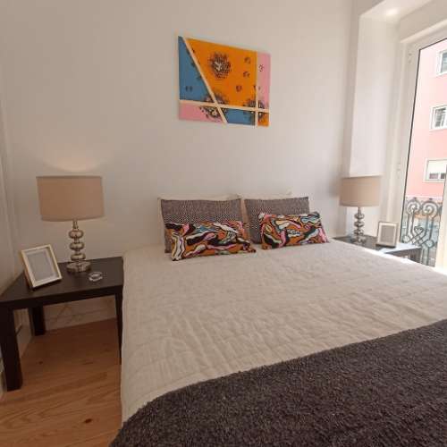 Em pleno Centro Histórico da Capital, fica este T2 em edifício com 2 frentes e em excelente estado de conservação