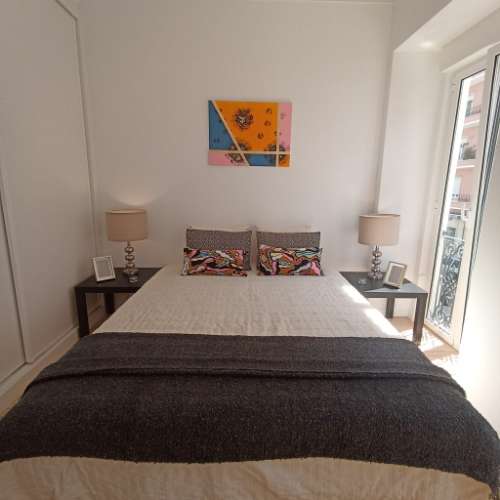 Em pleno Centro Histórico da Capital, fica este T2 em edifício com 2 frentes e em excelente estado de conservação