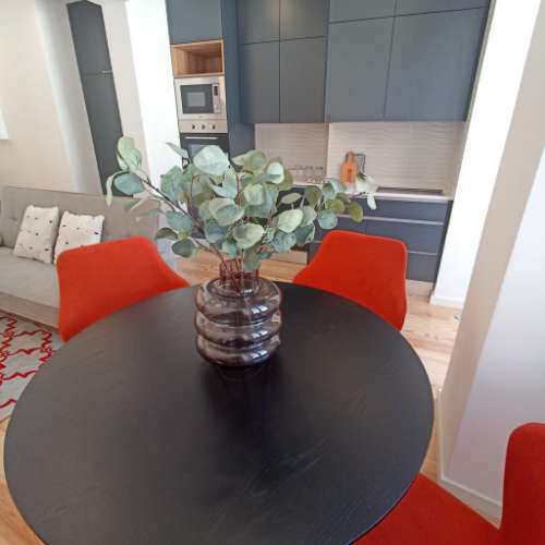 Em pleno Centro Histórico da Capital, fica este T2 em edifício com 2 frentes e em excelente estado de conservação