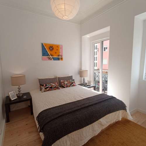 Em pleno Centro Histórico da Capital, fica este T2 em edifício com 2 frentes e em excelente estado de conservação