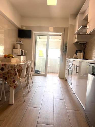 T3 COM 2 CASAS DE. BANHO ,EM EDIFICIO DE EXCELENTE ESTADO, LOCALIZADO EM ZONA COM BASTANTES SERVIÇOS PARA O SEU DIA-A-DIA