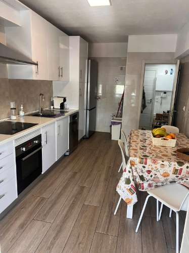 T3 COM 2 CASAS DE. BANHO ,EM EDIFICIO DE EXCELENTE ESTADO, LOCALIZADO EM ZONA COM BASTANTES SERVIÇOS PARA O SEU DIA-A-DIA