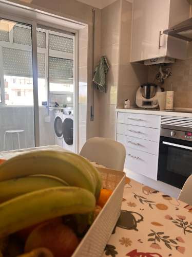 T3 COM 2 CASAS DE. BANHO ,EM EDIFICIO DE EXCELENTE ESTADO, LOCALIZADO EM ZONA COM BASTANTES SERVIÇOS PARA O SEU DIA-A-DIA